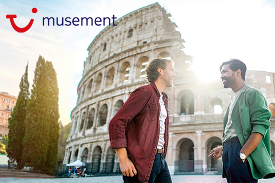 Zwei M&auml;nner stehen zueinander gedreht vor dem Kolosseum in Rom