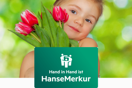M&auml;dchen h&auml;lt Blumenstrau&szlig; mit roten Tulpen im Arm, daneben das Logo der Versicherung Hanse Merkur